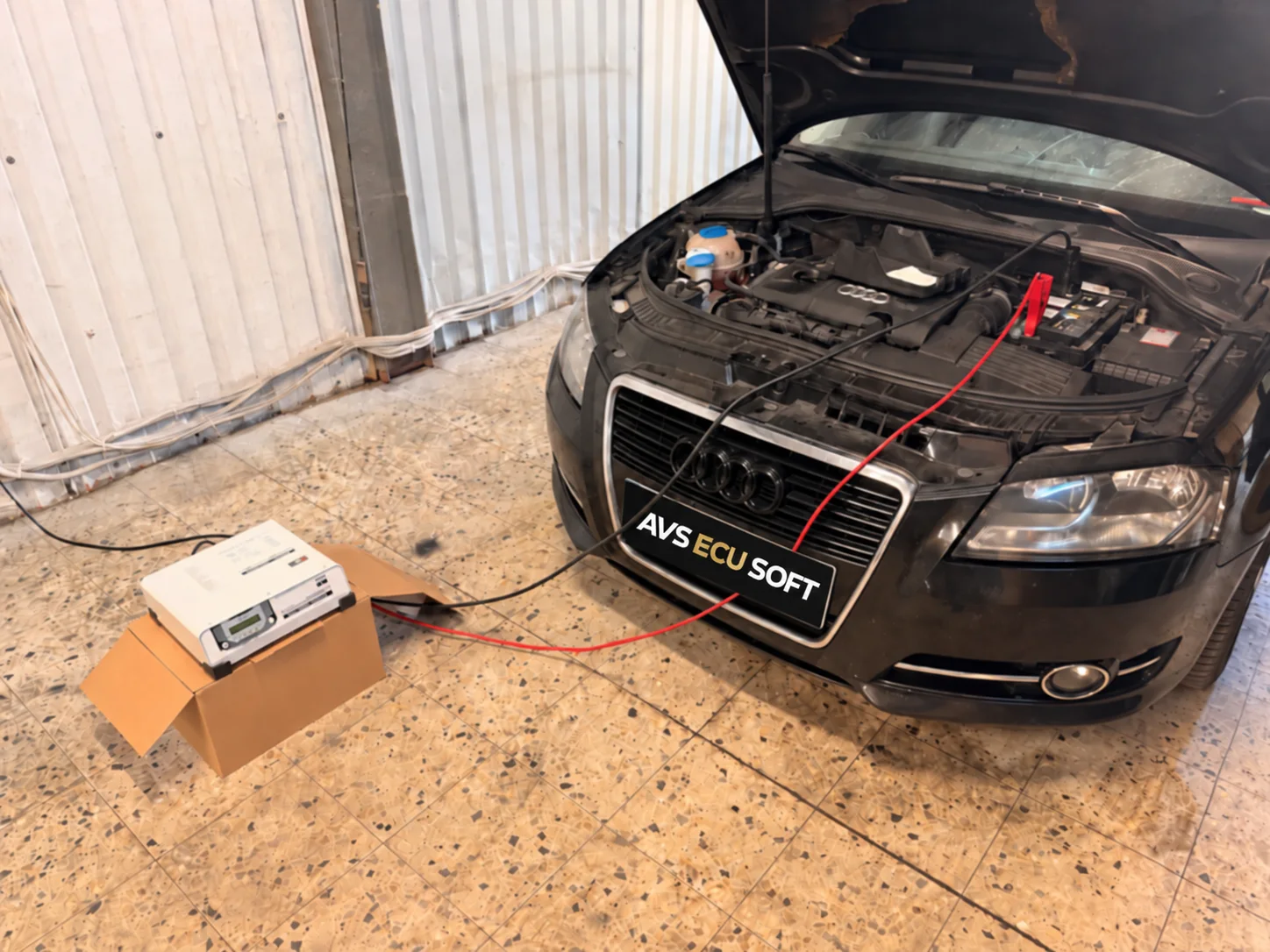 Audi A3 8P 1.8 TFSI z otwartą maską i podłączonym zasilaczem podczas realizacji Stage 2 w Pucku
