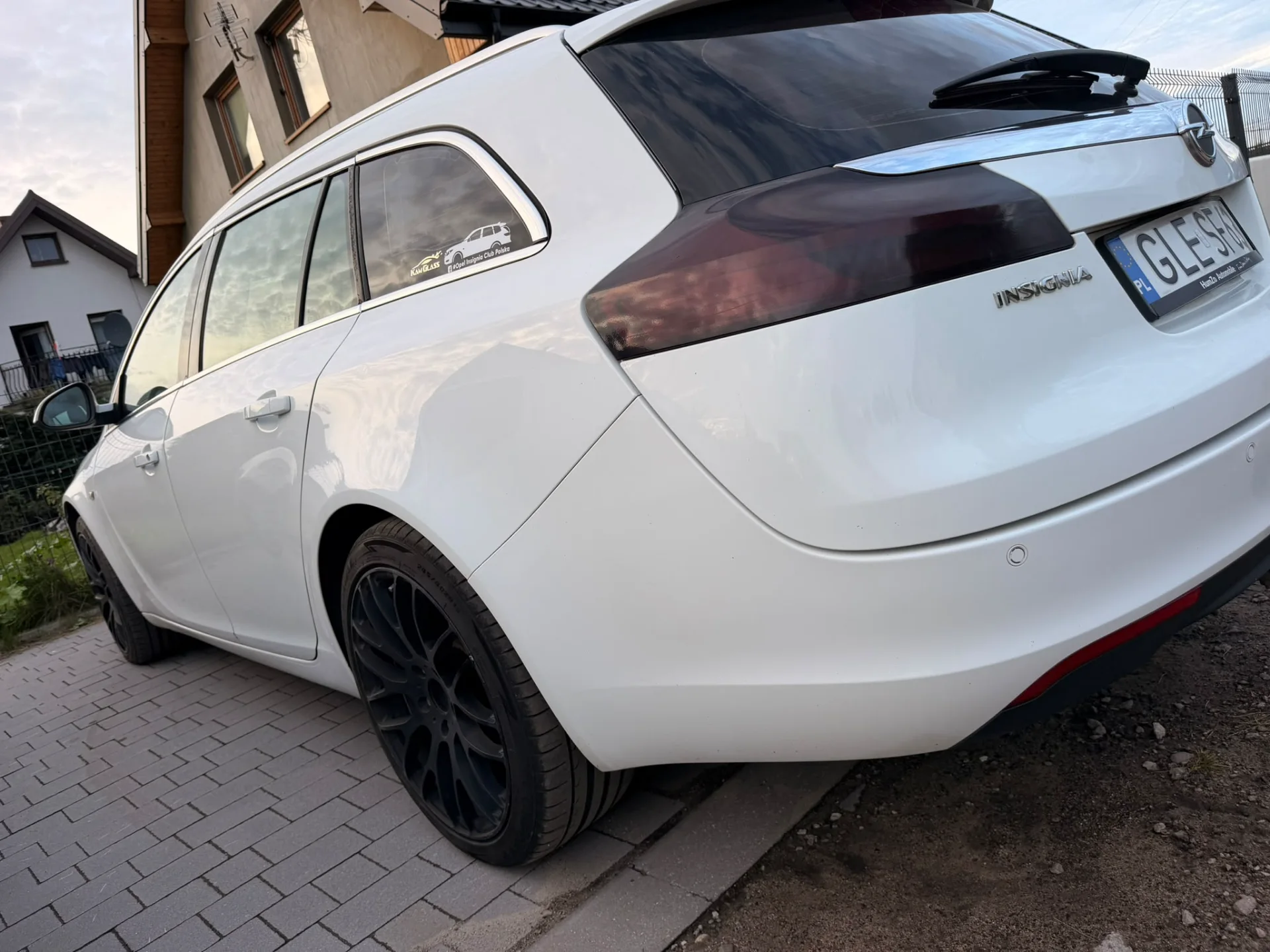 Biały Opel Insignia kombi z 2011 roku, widok z tyłu i z boku — realizacja Stage 1